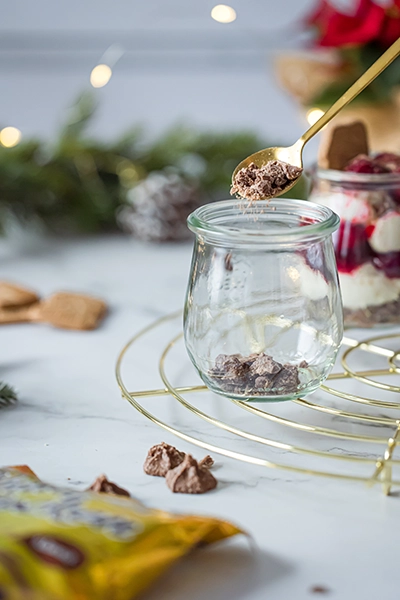 SPEKULATIUS DESSERT MIT KIRSCHEN UND ZETTI KNUSPERFLOCKEN