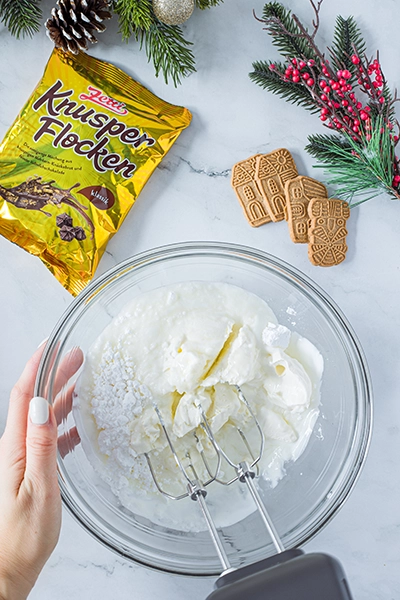 SPEKULATIUS DESSERT MIT KIRSCHEN UND ZETTI KNUSPERFLOCKEN