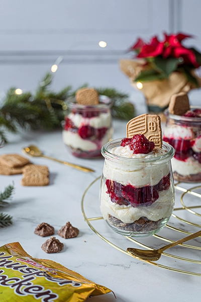 SPEKULATIUS DESSERT MIT KIRSCHEN UND ZETTI KNUSPERFLOCKEN